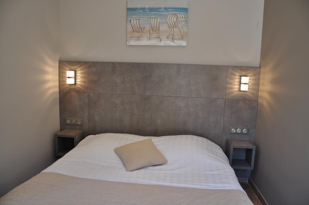 Hotel De La Plage Le Lavandou Quarto foto