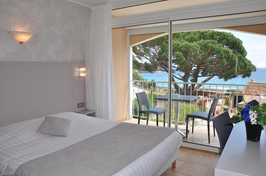 Hotel De La Plage Le Lavandou Quarto foto